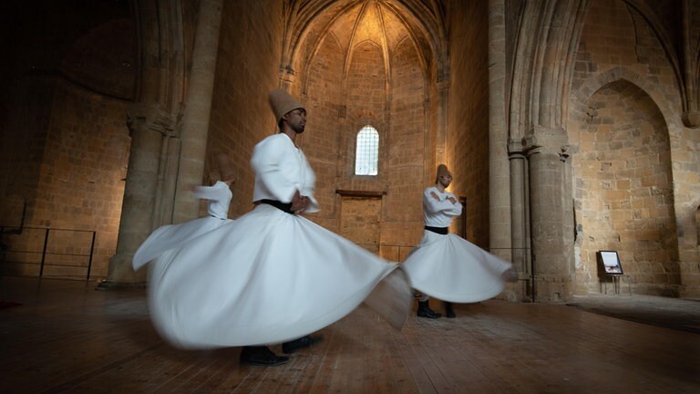 Gruppe von Derwischen, die den traditionellen und religiösen Drehtanz (Sufi-Drehtanz) aufführen. (Nicosia, Zypern)