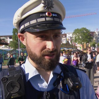 Polizist auf dem Frühlingsfest