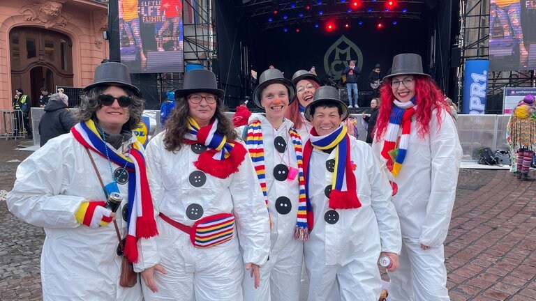 Weiberfastnacht auf dem Mainzer Schillerplatz: Ein Gruppe Frauen  als Schneemänner verkleidet. 