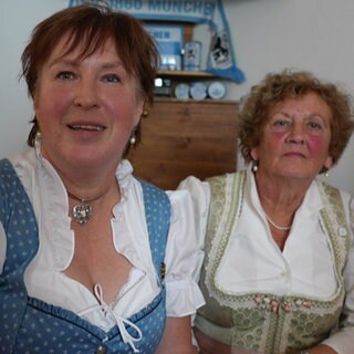 Zwei Fraun im Dirndl sitzen beim Zwocke-Stammtisch