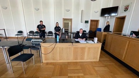 Das Bild zeigt einen angeklagte 31-Jährigen Mann im Landgericht Frankenthal. 