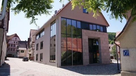 (Symbolbild) (Symbolbild) Rathaus von Mönsheim - der Bürgermeister soll bestochen worden sein und muss jetzt vor Gericht.