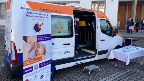 Das "Phenomobil" vor der Uni Heidelberg - ein Fahrzeug, mit dem frühkindlicher Autismus diagnostiziert werden kann