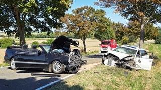 Schwerer Verkehrsunfall auf der K39 zwischen Weinolsheim und Dalheim. Zwei Fahrzeuge sind frontal zusammengestoßen, die  Straße ist voll gesperrt, da mehrere Rettungshubschrauber vor Ort sind.