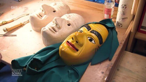 Rentner schnitzt Masken für die Fasnet