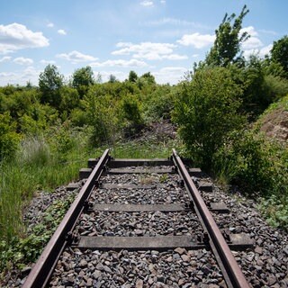 Das Gleis einer stillgelegten Bahnstrecke ist unterbrochen.