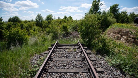 Das Gleis einer stillgelegten Bahnstrecke ist unterbrochen.