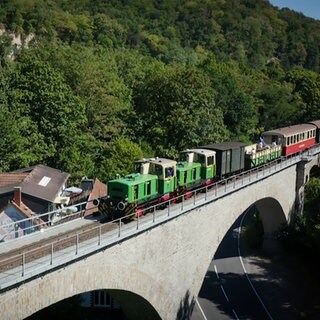 Die Schmalspurbahn fährt über eine Brücke im Brohltal