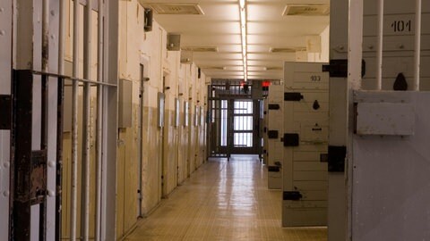 Blick in einen Gang im Zellentrakt der Stasi-Untersuchungshaftanstalt Hohenschönhausen (Foto 2005, Gedenkstätte Hohenschönhausen)