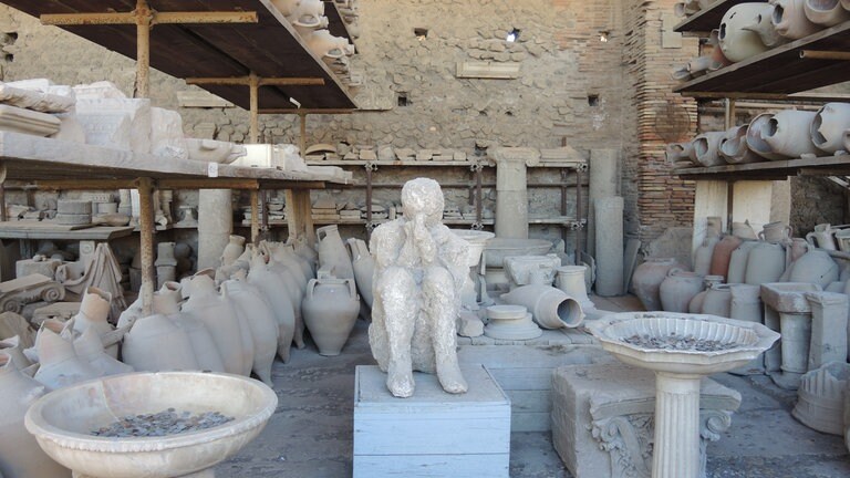 Die Bilder zeigen die Ausgrabungsstätte Pompeji. Gabriel Zuchtriegel leitet den Park Pompeji. Er verrät in SWR1 Leute, wie die Menschen damals vor dem Ausbruch des Vesuv wirklich gelebt haben.