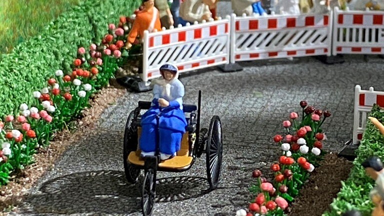 Firma Busch: Die Firma Busch aus Viernheim präsentiert den Benz-Patent-Motorwagen von 1886 mit Berta Benz am Steuer...