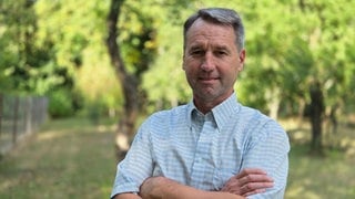 Markus Albrecht, Ersthelfer bei den Terroranschlägen in New York, hat seine Arme überschränkt und schaut freundlich in die Kamera.