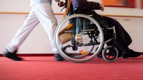 Wegen ausbleibender Zahlungen des Sozialamts geraten Pflegeeinrichtungen unter Druck. Die Pflegeheime bleiben auf den Kosten sitzen. 