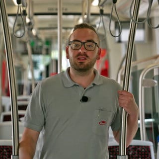 Marco Rungenhagen ist Straßenbahnfahrer in Freiburg. Er steht in einer Straßenbahn.