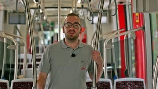 Marco Rungenhagen ist Straßenbahnfahrer in Freiburg. Er steht in einer Straßenbahn.
