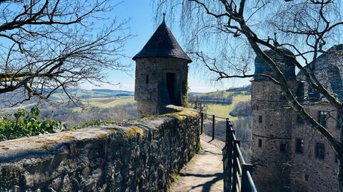 Die Burg Lichtenberg an einem frischen Frühlingstag in der Sonne.