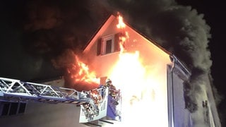 Flammen und Rauch dringen aus einem brennenden Wohnhaus in Trossingen.