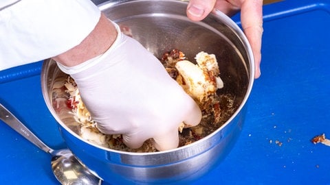 Fisch in Mandelkruste mit Spinat: Die Spinat-Mandel-Kruste wird in einer Schüssel zubereitet.