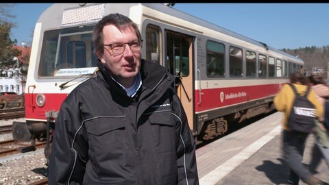Jörg Schmid wagt den Quereinstieg als Lokführer. Er steht vor dem Schwäbischen Alb-Bahn.