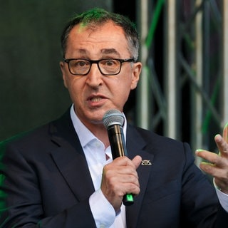 Cem Özdemir (Bündnis 90 Die Grünen), Ministerpräsident von Baden-Württemberg, spricht beim Wahlkampfabschluss der Partei auf der Ziegelwiese in Sachsen-Anhalt.