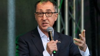 Cem Özdemir (Bündnis 90 Die Grünen), Ministerpräsident von Baden-Württemberg, spricht beim Wahlkampfabschluss der Partei auf der Ziegelwiese in Sachsen-Anhalt.
