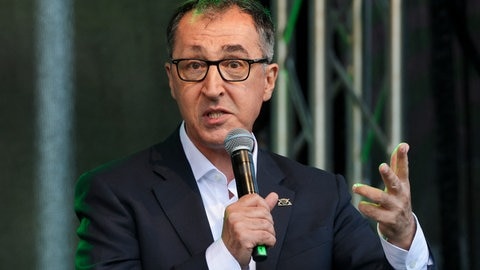 Cem Özdemir (Bündnis 90 Die Grünen), Ministerpräsident von Baden-Württemberg, spricht beim Wahlkampfabschluss der Partei auf der Ziegelwiese in Sachsen-Anhalt.