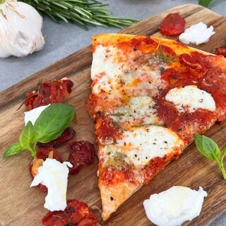 Pizza mit zweierlei Käse und karamellisierten Tomaten