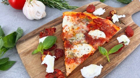 Pizza mit zweierlei Käse und karamellisierten Tomaten