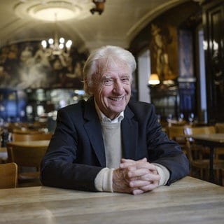 Der Schweizer Kabarettist Emil Steinberger sitzt im Restaurant an einem Tisch. Spätestens seit den 70er Jahren gehört Emil Steinberger fest zur Spitze des deutschsprachigen Kabaretts. Sein Humor und seine Sprache prägten Generationen. Legendär sein Sketch mit dem "Bömbli" und dem "Schäufeli" - und natürlich das berühmte "Ogtern". Er ist zu Gast in SWR1 Leute.