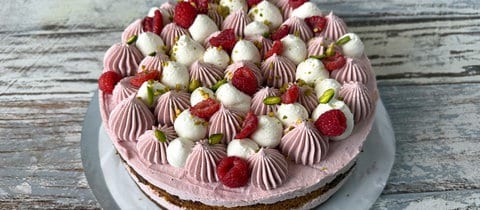 Himbeersahnetorte mit Pistazien