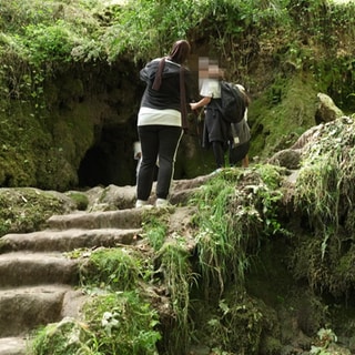 Menschen gefährden Bad Uracher Wasserfall