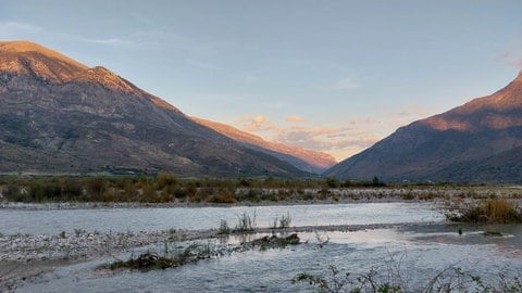 Naturfoto Landschaft mit Bergen in Albanien 