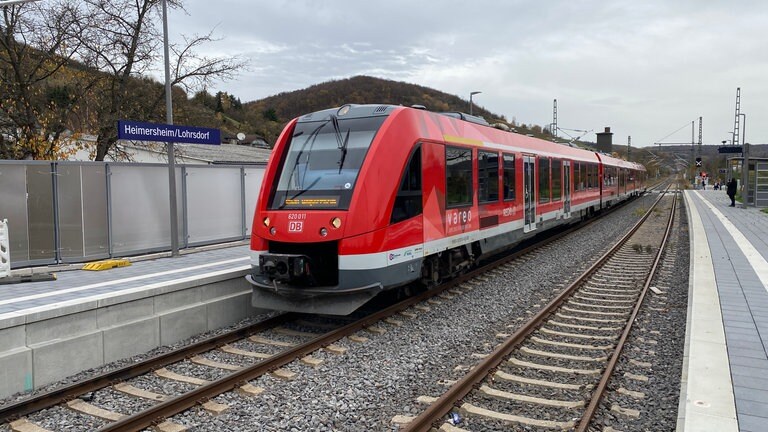 Nach der Flutkatastrophe 2021 war der Abschnitt Remagen - Ahrweiler bereits am 8. November 2021 wiedereröffnet worden. Sechs Wochen später folgte die Strecke Ahrweiler - Walporzheim. Seitdem fahren dort die Züge der Ahrtalbahn im 30-Minuten-Takt. In Lohrsdorf entstand der neue Haltepunkt "Heimersheim-Lohrsdorf". Er ersetzte den bisherigen Haltepunkt Heimersheim.