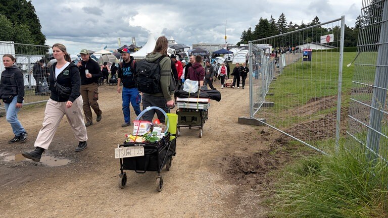 Mit der Öffnung der Campingplätze werden die Vorräte für die nächsten Tage Festival verstaut.