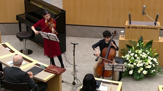 Bei der zentralen Gedenkfeier zum 80. Jahrestag der Befreiung des KZ Auschwitz-Birkenau spielen eine Musikerin und ein Musiker "Allegro Dramatico" von Noga Sivan im Landtag von Baden-Württemberg. 