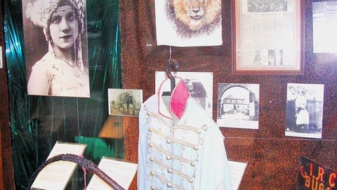 Ein Kostüm, Fotos und Bilder im Circusmuseum "Bajasseum" in Enkenbach-Alsenborn.
