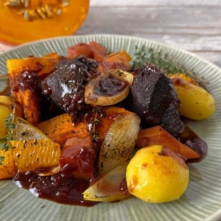 Geschmorte Rinderbäckchen mit Orangensaft und Kürbis