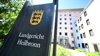 Hinweisschild vor dem Heilbronner Landgericht (Symbolbild). Dort startet der Mordprozess gegen eine Frau, die ihren kleinen Sohn aus dem Fenster geworfen haben soll.