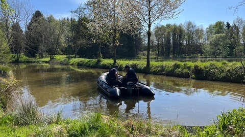 Polizisten haben bei der Suche nach dem Tatverdächtigen, der eine Familie in Weitefeld getötet haben soll, auch einige kleinere Weiher bei Neunkhausen im Westerwald abgesucht. 