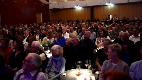Die Tuttlinger Angerhalle war zur Verleihung der "Tuttlinger Krähe" 2025 am Sonntagabend gut besucht.