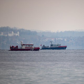 Schiffe suchen auf dem Bodensee nach zwei vermissten Seglern, deren Boot gekentert war.