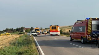 Rettungsfahrzeuge und ein Hubschrauber stehen auf der B271 zwischen Flomborn und Alzey. Eine Radfahrerin wollte dort Richtung Dintesheim abbiegen und wurde von einer Autofahrerin angefahren und tödlich verletzt