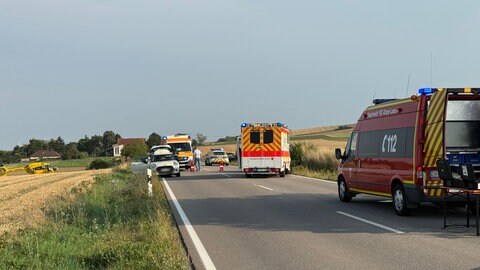 Rettungsfahrzeuge und ein Hubschrauber stehen auf der B271 zwischen Flomborn und Alzey. Eine Radfahrerin wollte dort Richtung Dintesheim abbiegen und wurde von einer Autofahrerin angefahren und tödlich verletzt