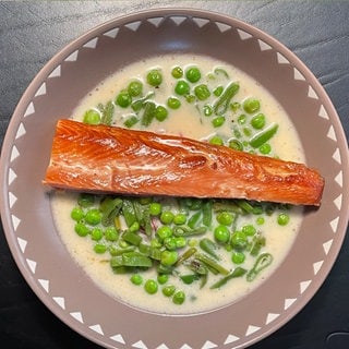 Geräucherte Forelle und Sommergemüse in Buttermilchsauce