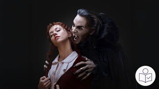 Eine Szene aus dem Musical Tanz der Vampire. Ein Vampir hält eine Frau fest. Die Frau hat die Augen zu. Der Vampir hat den Mund aufgerissen. Man sieht seine spitzen Eckzähne. Der Vampir will die Frau beißen. Rechts das SWR Logo für Leichte Sprache.