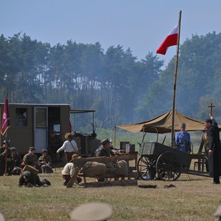 Schauspieler bei einer Nachstellung der Schlacht von Warschau 1920, die im Rahmen der Feierlichkeiten zum 104. Jahrestag der Schlacht im Dorf Ossow in Ostmittelpolen am 15. August 2024 stattfindet. Die Schlacht wird als "Wunder an der Weichsel" bezeichnet