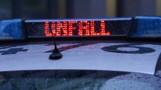 Auf dem Dach eines Polizeiautos ist ein Blaulicht zu sehen. Der Schriftzug "Unfall" leuchtet auf. In Pfullingen ist ein 27-Jähriger gegen einen Baum geprallt und gestorben. 