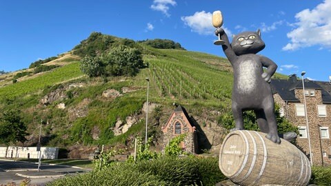 Die "Schwarze Katz" prostet den Besuchern der Stadt Zell am Ortseingang zu. 