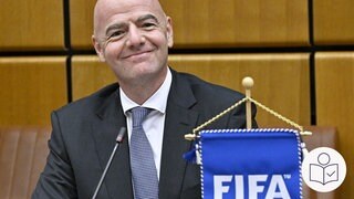 FIFA-Chef Gianni Infantino schaut fröhlich in die Kamera. Rechts das SWR Logo für Leichte Sprache. 