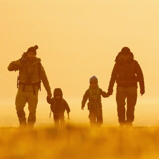 Eine Familie in Outdoor Kleidung. Zwei Erwachsene, zwei Kinder. 